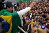 Definitivní "Sbohem!" řekl formuli 1 Felipe Massa. Sympatický Brazilec, kterému mezi prsty proklouzl titul v sezoně 2008, zažil emocionální loučení před svými fanoušky po smolné havárii v Sao Paulu.