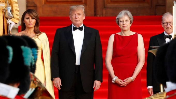 Famfáry a červený koberec. Trumpa před večeří s britskou premiérkou čekalo okázalé uvítání