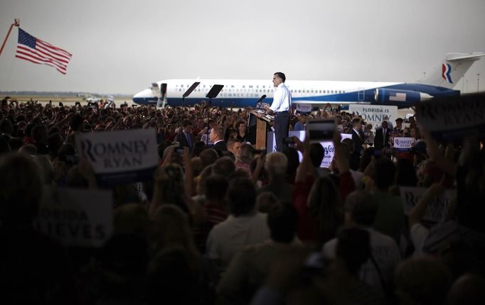 Mitt Romney pronáší volební proslov nedaleko svého letounu, se kterým přiletěl na Floridu.