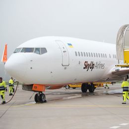 Letadlo ukrajinského nízkonákladového dopravce SkyUp na letišti v Pardubicích