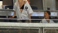 4. Lady GaGa: Zpěvačka je mezi stovkou nejvlivnějších celebrit úplným nováčkem. Její výstřední oblékání a opulentní videoklipy ji katapultovaly až na čtvrté místo. Své výdělky znásobuje spoluprací se společnostmi Polaroid, Virgin Mobile, Monster Cable a Viva Glam.