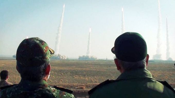 Představitelé íránských ozbrojených sil sledují cvičné odpalování balistických raket v poušti Dašt-e Kavír uvnitř své země. Západní státy tyto testy kritizují.