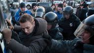 Politicky aktivní byl od roku 2000, kdy se Vladimir Putin poprvé stal ruským prezidentem. Tehdy Navalnyj vstoupil do liberální opoziční strany Jabloko. Policisté na snímku z prosince 2012 ho zatýkají na nepovolené demonstraci v ruském hlavním městě.