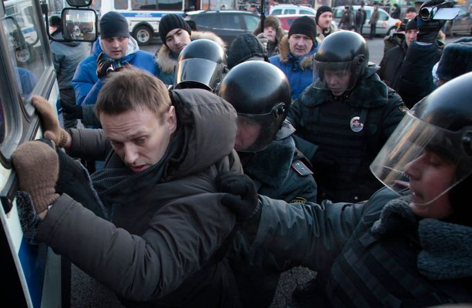 Na snímku ze soboty 15. prosince 2012 policisté zadržují opozičního předáka Alexeje Navalného během nepovoleného shromáždění na náměstí Lubjanka v Moskvě.