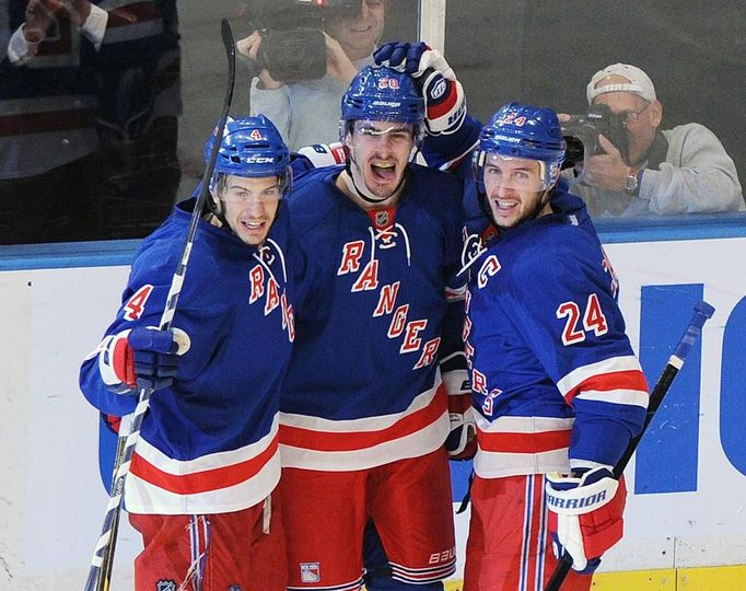 NHL: NY Rangers - Washington Capitals, 1. zápas (Chris Kreider, Michael Del Zotto, Ryan Callahan, radost)