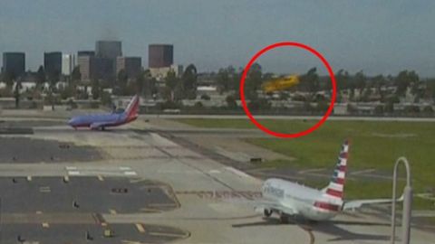 Harrison Ford si spletl ranvej a málem způsobil leteckou havárii. Letiště ukázalo záběry