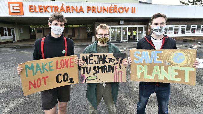 Protest ekologických aktivistů před Elektrárnou Prunéřov II za zavření všech uhelných elektráren v Česku