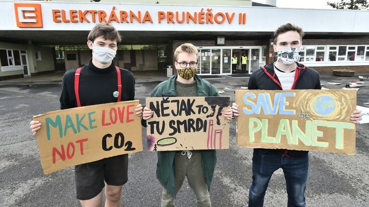 "Nějak to tu smrdí." Ekologičtí aktivisté u elektrárny Prunéřov žádají konec uhlí