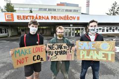 "Nějak to tu smrdí." Ekologičtí aktivisté u elektrárny Prunéřov volali po konci uhlí