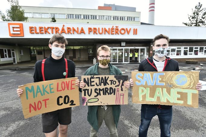 Protest ekologických aktivistů před Elektrárnou Prunéřov II na Chomutovsku za zavření všech uhelných elektráren v Česku (červen 2020)