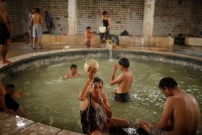 Foto: Irácký Mosul už nemyslí jen na válku. Brány otevřely slavné lázně a bahenní koupele