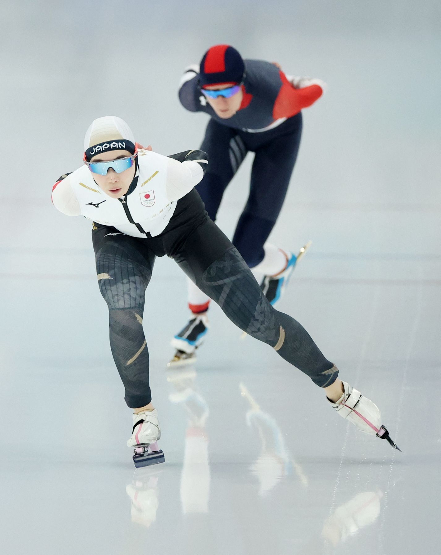 Japonka Misaki Ošigiriová a Martina Sáblíková v závodě rychlobruslařek na 5000 m na ZOH v Pekingu 2022