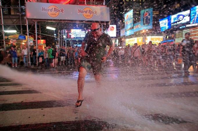 Tanec v proudu vody - letní zábava v horké noci na Times Square.