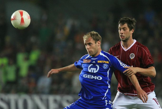 Slovenský fotbalista Miloš Brezinský z pražské Sparty a Michal Hubník z Olomouce během utkání Gambrinus ligy v roce 2007.