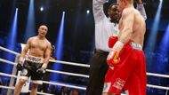 ARTHUR ABRAHAM VS. ROBERT STIEGLITZ IV. – TKO 6. KOLO: Čtvrté setkání dvou velkých rivalů upravilo zápasovou bilanci na 3-1 pro Abrahama. Ten nechal Stieglitze vybít a od pátého kola začal mít jasně navrch. Celou úvodní minutu šestého kola pak bývalého stájového kolegu Lukáše Konečného bil, až jej poslal k zemi krásným předným direktem. Další demolici pak zabránil kouč poraženého Dirk Dzemski ručníkem.