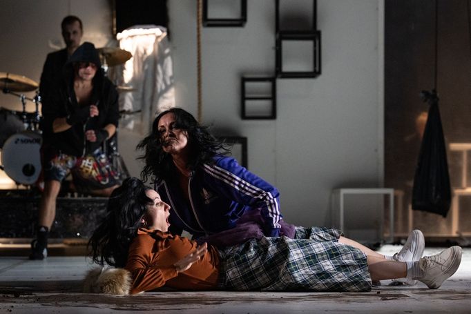 Zleva vepředu jsou Maria Leherová jako Karolína Cassidyová a Kamila Sedlárová v roli Hester Swanové.