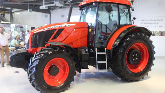 Zetor své nové nejsilnější řadě traktorů navrátil jméno Crystal