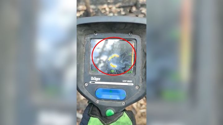 V Hřensku se stále skrývají neviditelná ohniska. Hasiči je odhalují termokamerou; Zdroj foto: Aktuálně.cz/Twitter/HZS Pardubický kraj
