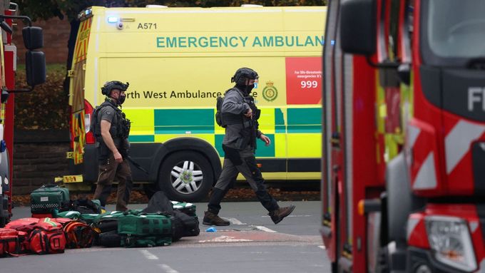 Policisté a záchranáři zasahují na místě útoku nedaleko synagogy v Manchesteru.