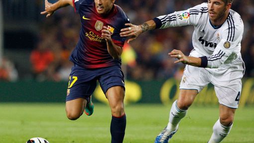 Fotbalista Realu Madrid Sergio Ramos (vpravo) brání Pedra Rodrigueze v utkání Primera División 2012/13 proti Barceloně.