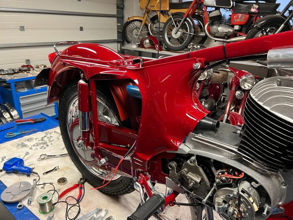 Renovujeme Jawu, druhý díl o skládání motorky