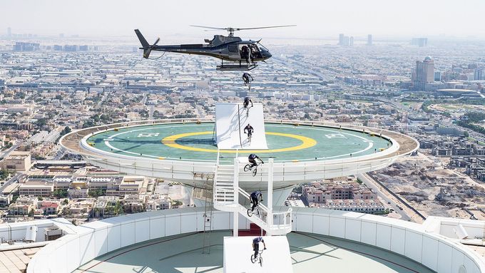 Cyklista seskočil z vrtulníku na mrakodrap v Dubaji. Šílený kousek na fotkách