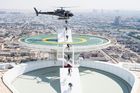 Cyklista seskočil z vrtulníku na mrakodrap v Dubaji. Šílený kousek na fotkách