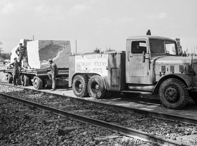 Archivní fotografie z éry 50. a 60. let 20. století, kdy na Letné v Praze vznikl a později zanikl nechvalně proslulý Stalinův památník.