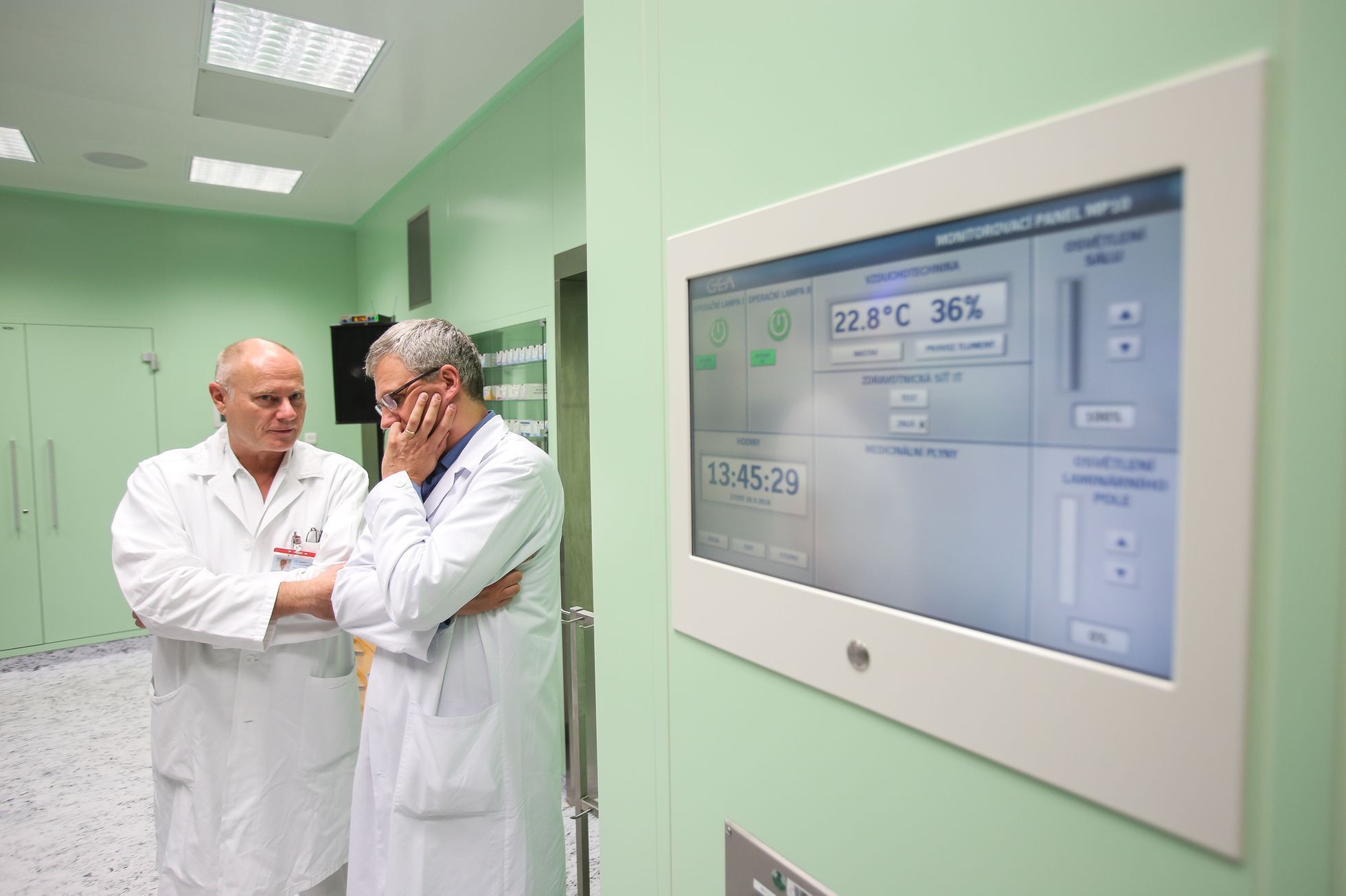 Nově otevřené hybridní operační sály s operačním robotem v Nemocnici Na Homolce