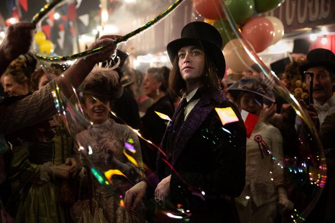 Caleb Landry Jones jako Dracula ve filmu Dracula: Příběh lásky.