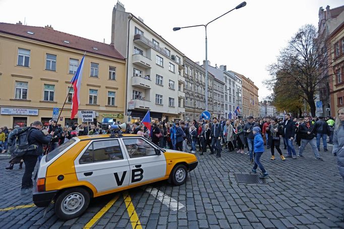 Praha si dnes 17. 11. 2019 připomíná výročí 30 let od sametové revoluce, která vedla k pádu komunistického režimu.