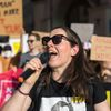 Pochod Amnesty International proti rozhodnutí amerického nejvyššího soudu v otázce potratů
