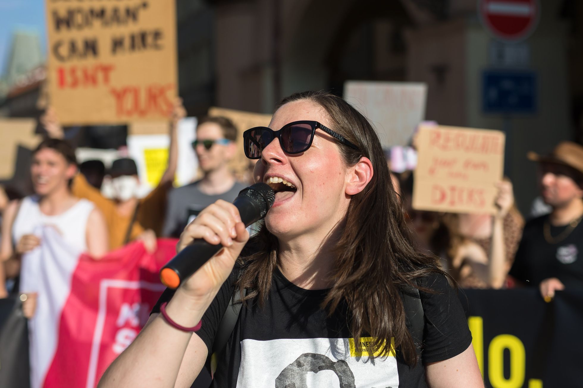 Pochod Amnesty International proti rozhodnutí amerického nejvyššího soudu v otázce potratů
