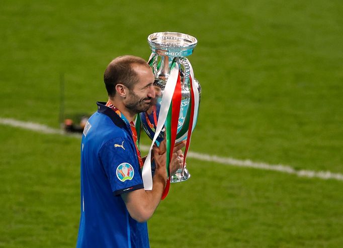 Giorgio Chiellini s trofejí pro mistry Evropy po finále ME 2020