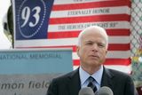 Republikánský kandidát na prezidenta USA John McCain promlouvá u dočasného památníku letu 93.