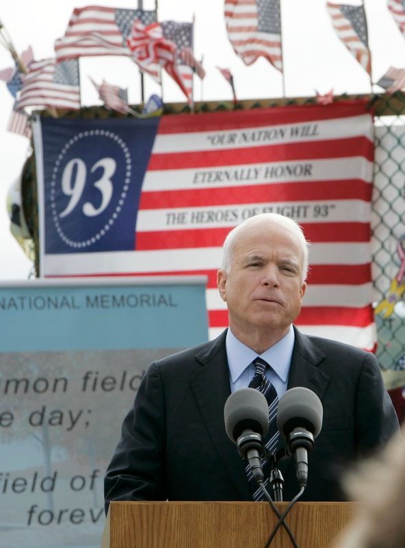 Republikánský kandidát na prezidenta USA John McCain promlouvá u dočasného památníku letu 93.
