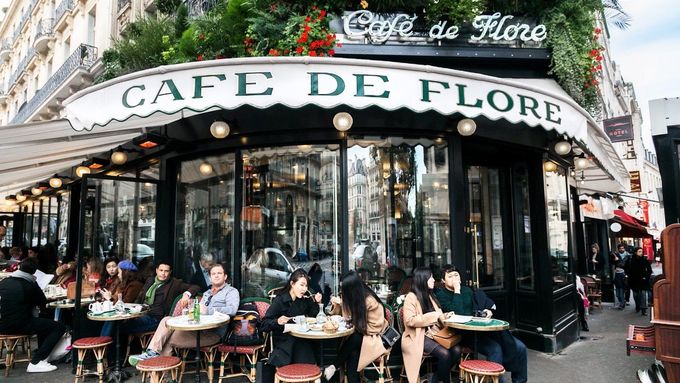 V Café de Flore sedával i Jean-Paul Sartre nebo Simone de Beauvoirová.