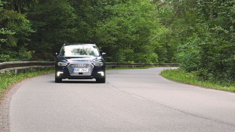 Audi A3 e-tron: jak jezdí luxusní auto do zásuvky? Dá se s ním jet i pěkně rychle