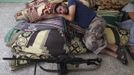 A Free Syrian Army member rests at Aleppo's district of al Sukkari July 29, 2012. REUTERS/Zohra Bensemra (SYRIA - Tags: POLITICS CONFLICT CIVIL UNREST MILITARY TPX IMAGES OF THE DAY) Published: Čec. 29, 2012, 8:17 odp.