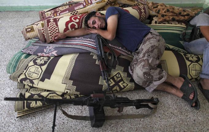 A Free Syrian Army member rests at Aleppo's district of al Sukkari July 29, 2012. REUTERS/Zohra Bensemra (SYRIA - Tags: POLITICS CONFLICT CIVIL UNREST MILITARY TPX IMAGES OF THE DAY) Published: Čec. 29, 2012, 8:17 odp.