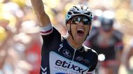 Prohlédněte si video, které shrnuje hořko-sladký den stáje Etixx-Quick Step vlastněné Zdeňkem Bakalou. Zatímco Štybar dosáhl na první vavřín z Tour, jeho týmový kolega Tony Martin se při pádu zranil a přišel tak o šanci obhajovat žlutý trikot pro vedoucího muže závodu.