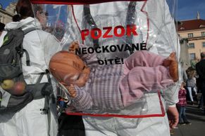 FOTO Čeští rodiče nejsou hloupí, protestují odpůrci očkování