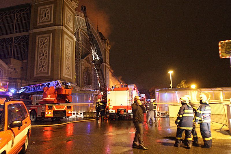 Hoří průmyslový palác