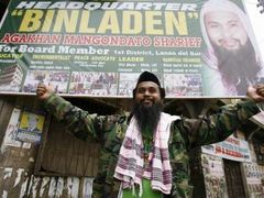Agakhan Mangondato Sharief kandiduje do zastupitelského sboru v provincii Lanao del Sur na jihu Filipín. Ve své kampani vsadil na vyhlášenou značku. Lidé mu totiž pro jeho prošedivělý plnovous začali říkat Bin Ládin