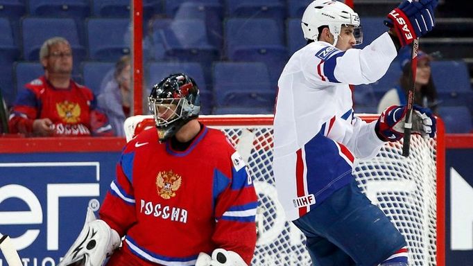 Francouz Fleury dává gól Rusům na MS v hokeji 2013.