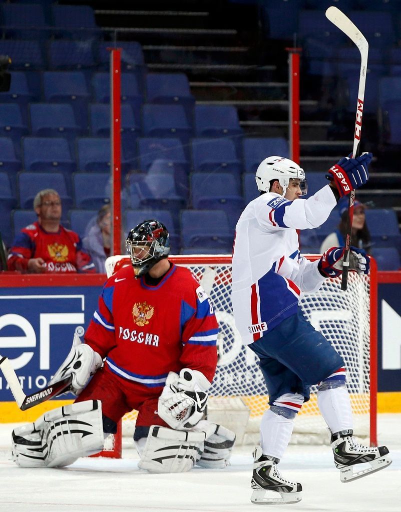 Francouz Fleury dává gól Rusům na MS v hokeji 2013