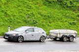 Takto paparazzi vyfotili v roce 2014 zamaskovaný Opel Astra.
