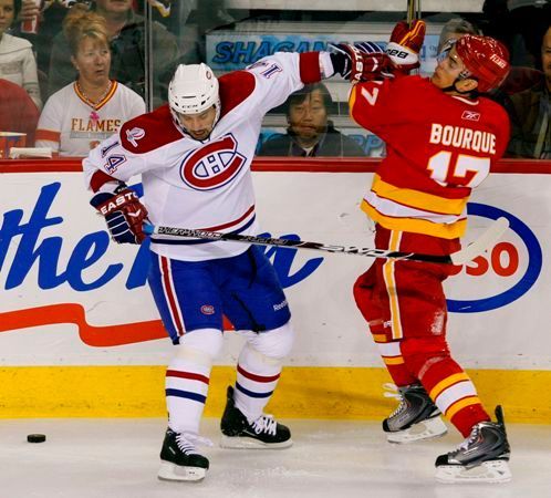 Tomáš Plekanec (Montreal) bojuje s hráčem Calgary Flames Rene Bourquem v úterním utkání NHL.