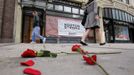 Flowers lay on the sidewalk at the site of the first explosion as people walk along Boylston Street after the street reopened to the public for the first time since the Boston Marathon bombings in Boston, Massachusetts April 24, 2013. REUTERS/Jessica Rinaldi (UNITED STATES - Tags: CRIME LAW CIVIL UNREST) Published: Dub. 24, 2013, 12:35 odp.