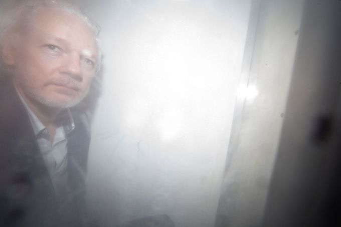 Spoluzakladatel WikiLeaks Julian Assange na snímku z 20. prosince 2019 u soudu v Londýně